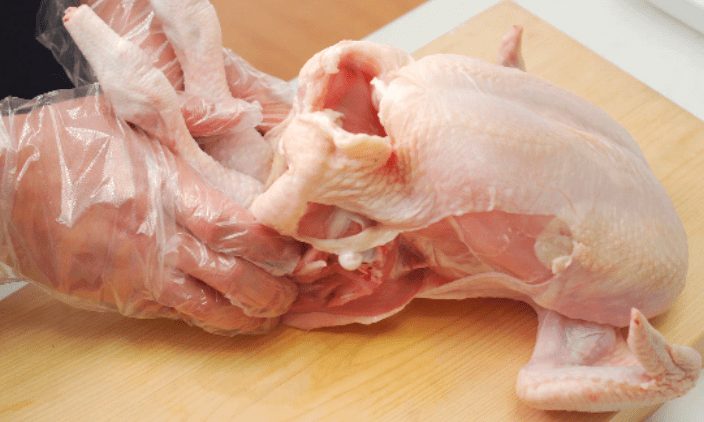 Gunakanlah pisau tajam dan sarung tangan untuk memotong karkas ayam ~ image 3