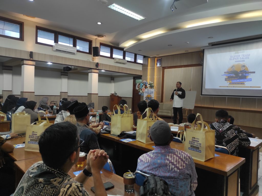 Coach Ridwan Abadi, Founder Sukses Berkah Community memberikan sambutan pembukaan acara.