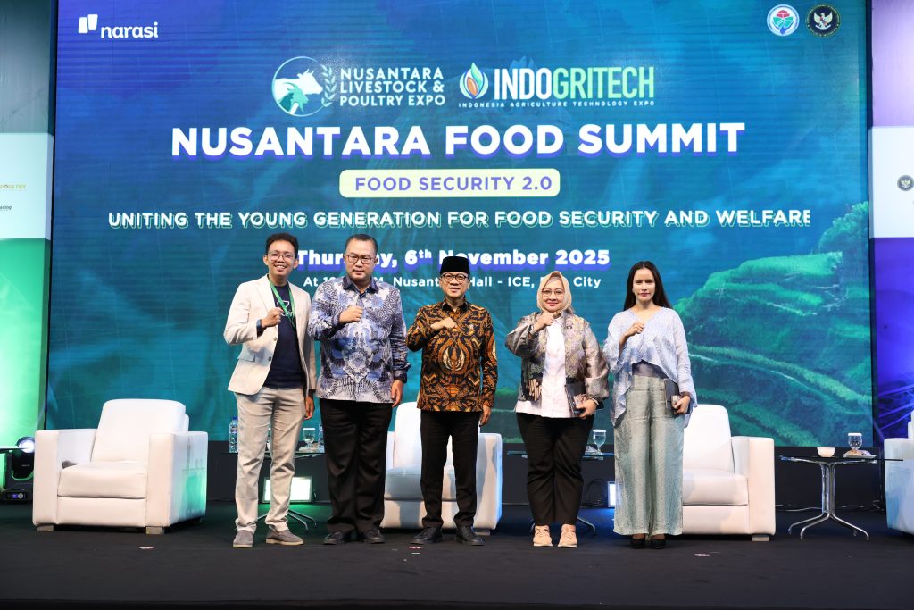 Lima pembicara berdiri di atas panggung berpose bersama usai sesi Nusantara Food Summit 2025 di ICE BSD, Tangerang.