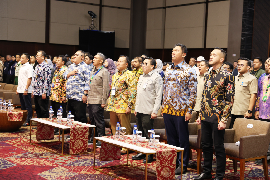 Para peserta dan tamu undangan berdiri khidmat menyanyikan lagu Indonesia Raya saat pembukaan Nusantara Livestock & Poultry Expo 2025 di ICE BSD, Tangerang.