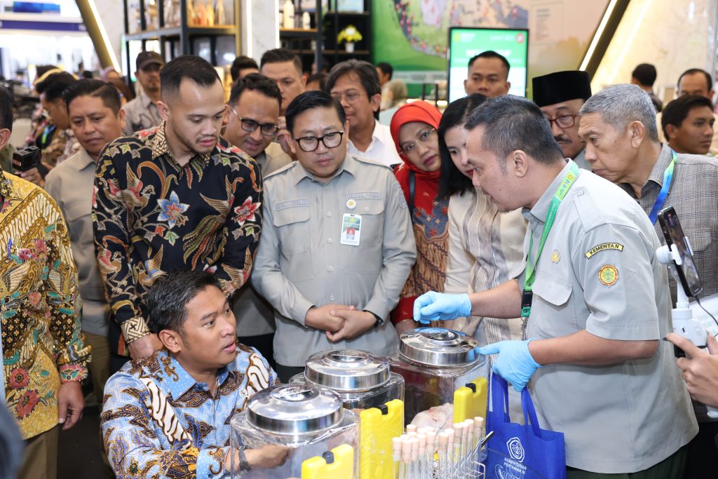 Perwakilan Kementerian Pertanian menjelaskan inovasi teknologi kepada peserta Nusantara Livestock & Poultry Expo 2025 di ICE BSD, Tangerang.